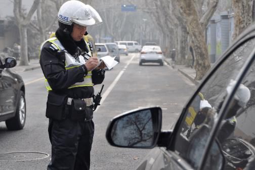 支持|30天内违停16次扣48分？车主拒绝接受处罚竟得到法院支持