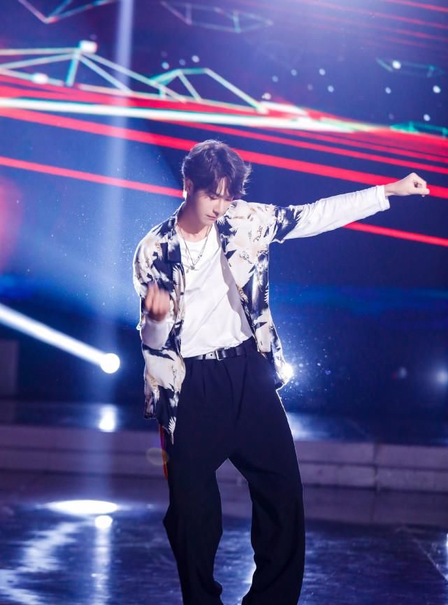  冯绍峰|杜华当众提冯绍峰前女友名字，赵丽颖只说了两个字！秒登热搜第三