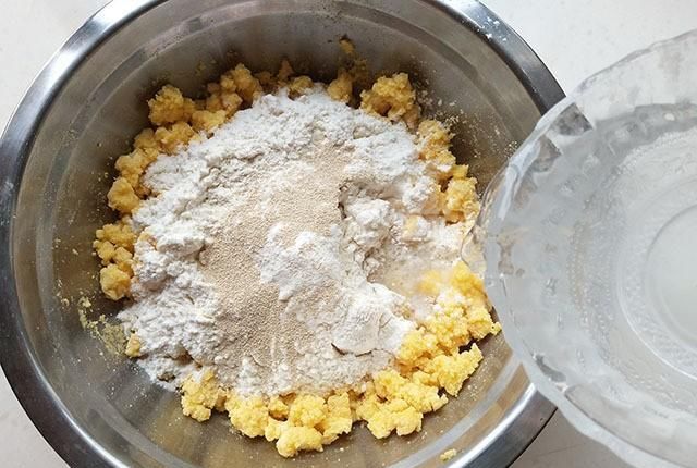  简单|儿子最喜欢这粗粮发糕，一搅一蒸，营养香甜，比馒头简单好吃