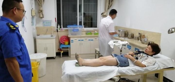  方女士|隔着屏幕都觉痛！大姐晚饭后散步掉入“吃人井”，幸得淳安城管救出