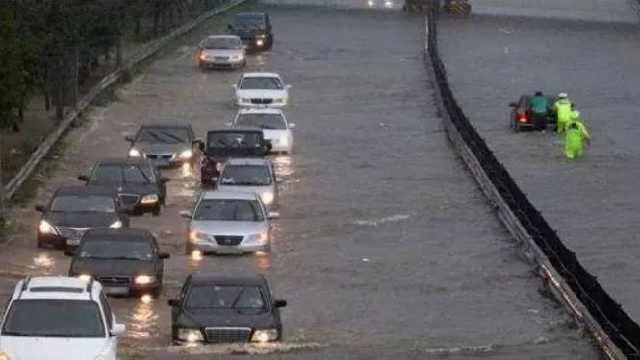  蜀黍|积水路段怎么过？交警蜀黍给你支招！