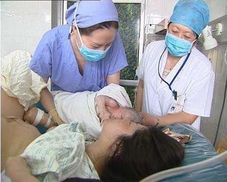  晓庆女士|90后宝妈产后昏迷，宝宝一个暖心举动唤醒宝妈，医生看后红了眼眶