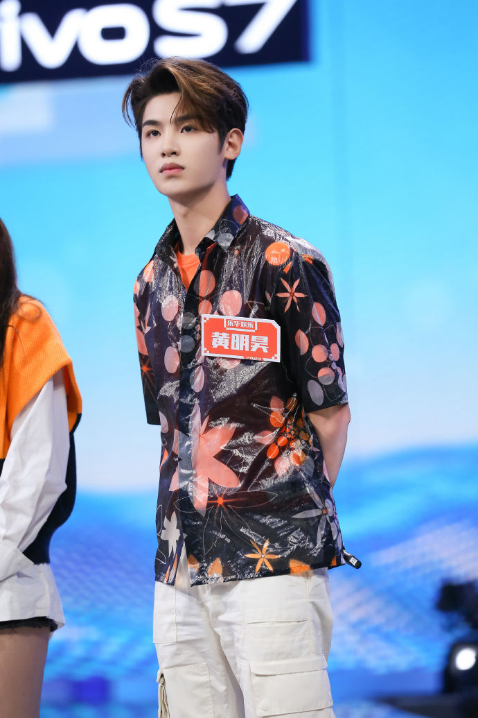  新闻|「Justin」「新闻」200829 Justin《快本》剧照来咯 今晚跟着昊哥high起来