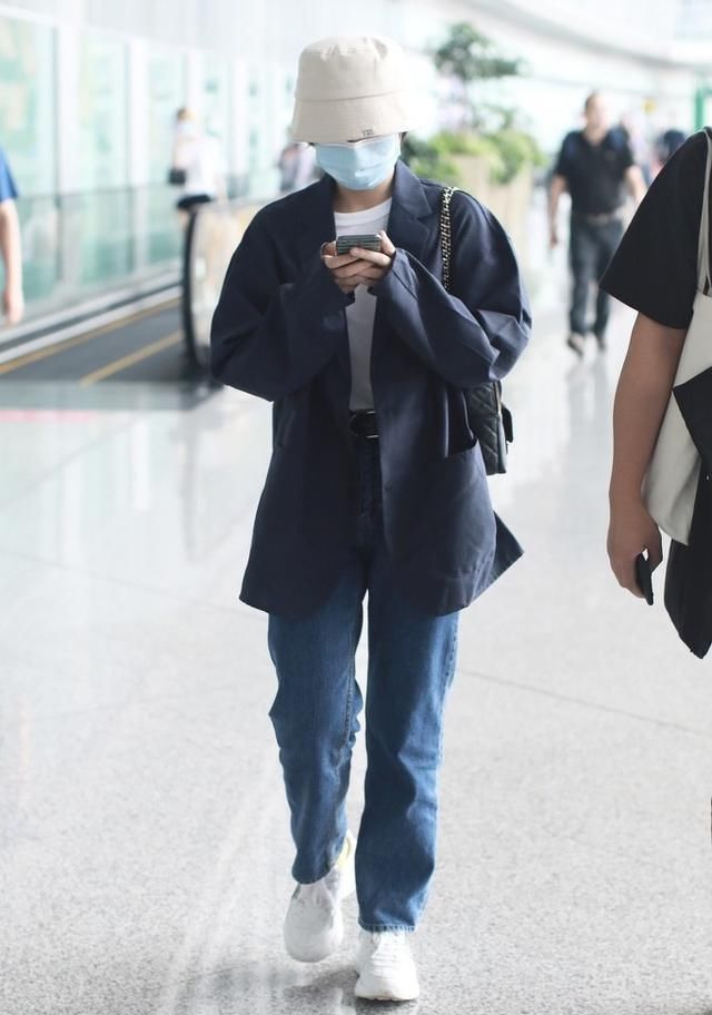 下半身|张子枫现身机场，宽松西装搭配白色T恤，全身包裹严实休闲感十足