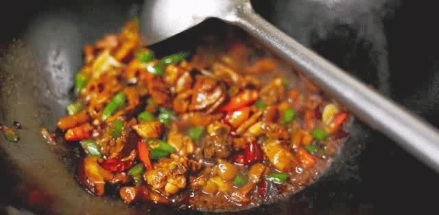 桌椅|店内坐不下,门口搬桌椅来吃!丰储街的这家盖浇饭火了13年!