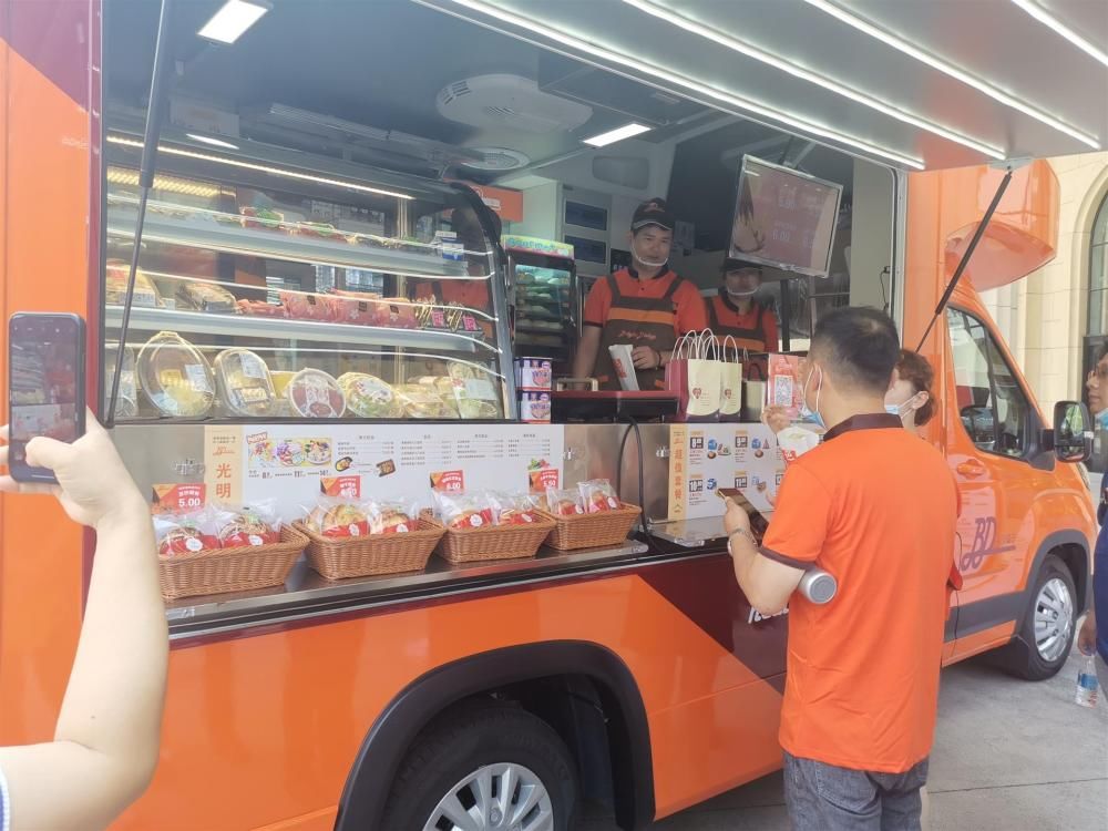 停不下来|牛奶搭配手抓饼、色拉就着豆浆喝,上海“共享早餐”根本停不下来