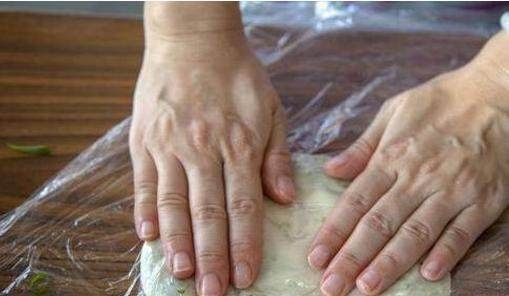 停不下来|邻居阿姨做葱油饼十五年，我一次能吃5个，太美味了根本停不下来