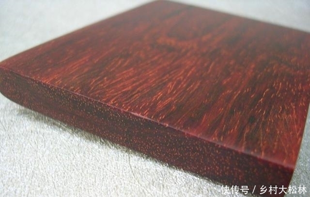  估值|一寸紫檀一寸金，成龙有上万件，20多年收藏估值上亿