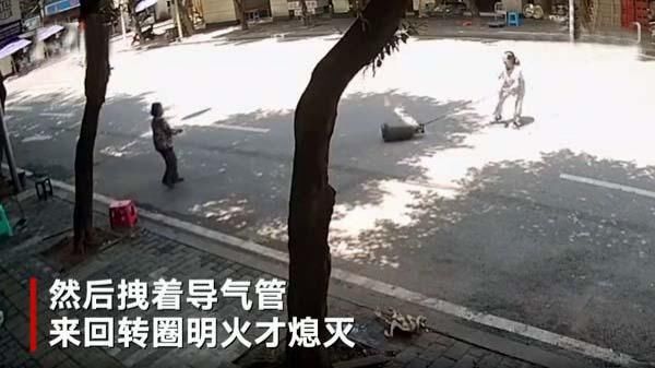  烧鸭|女子烧鸭毛不慎点燃液化气罐，魔幻方式灭火令人费解！