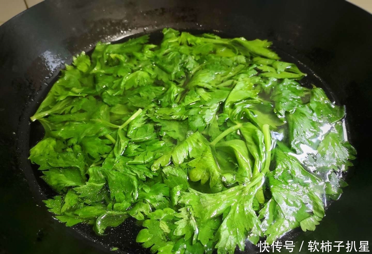 叶子|这菜叶子比茎更营养，扔了太可惜，加入鸡蛋，随手一炒太好吃了！