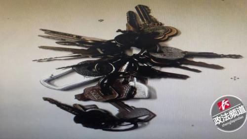  赵某|男子贼行败露逃跑过程中下塘游泳，下一秒民警拿着裤子在岸边向他招手