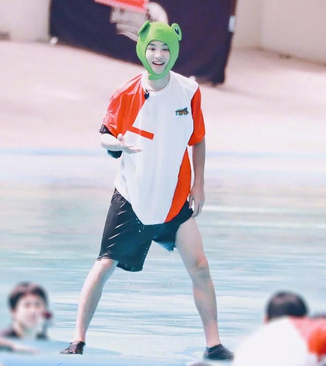  杨洋|《哥哥》路透曝光，杨洋身材好，我却被带青蛙头套的黄明昊圈粉