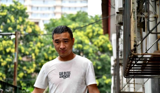  爸爸|因饭晚送了1小时，重病小男孩在病房里被饿哭，爸爸当即发了誓