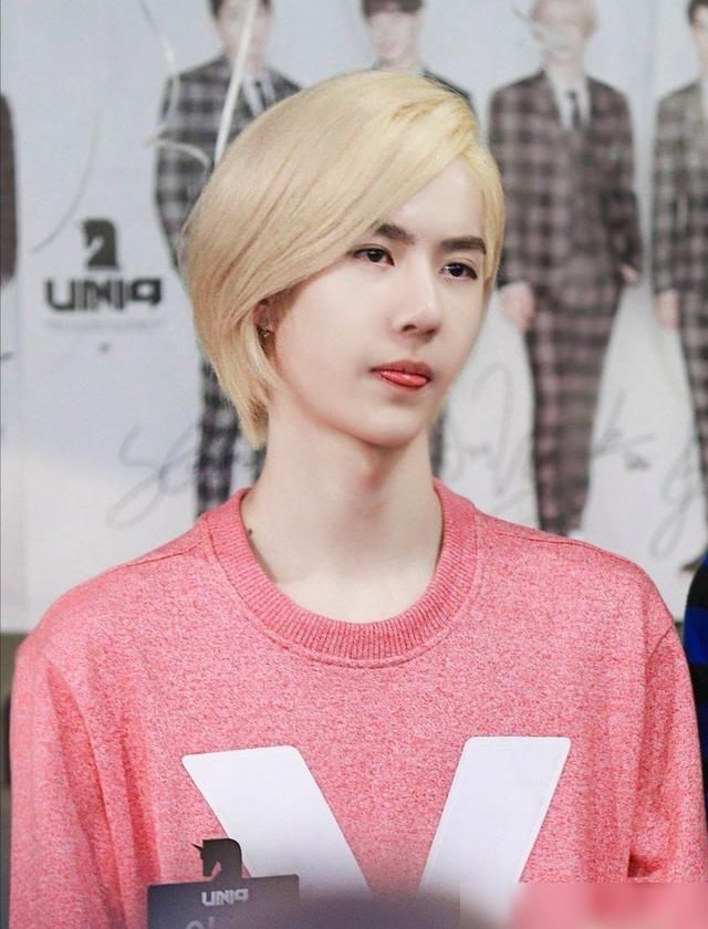  表情包|王一博造型引热议，新裤子设计好怪，想帮耶啵提裤子的每一天