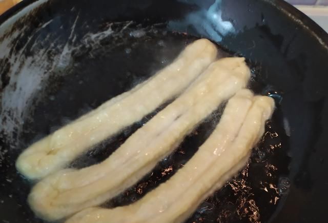  炸油条|做油条，不需使用酵母，用“它”来发酵，松软香脆，油条受欢迎！