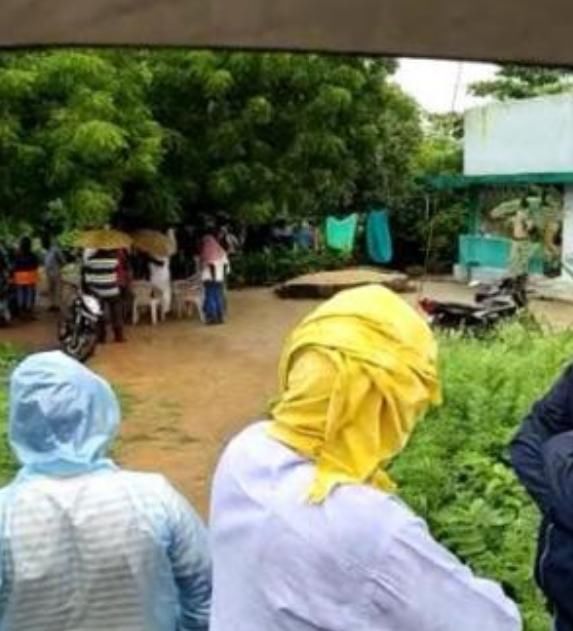  当地警方|一家四口一夜之间离奇死在家中各处，院子里还有一个新挖的土坑