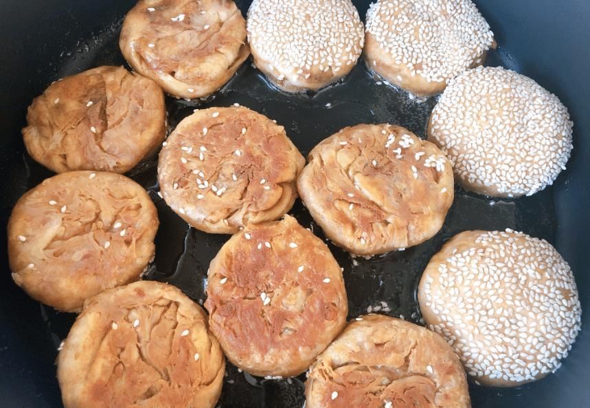 不用|想吃烧饼不用买,1碗面粉1碗酱,酥软咸香层次多,一顿10个不够吃