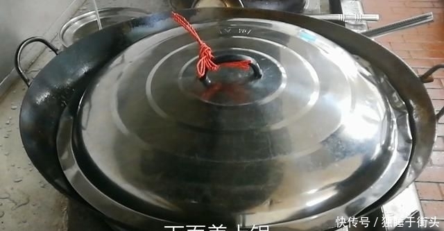 烧鸡|淮扬菜大厨改良员工餐将香菇烧鸡这么做,鲜香微辣,开胃下饭