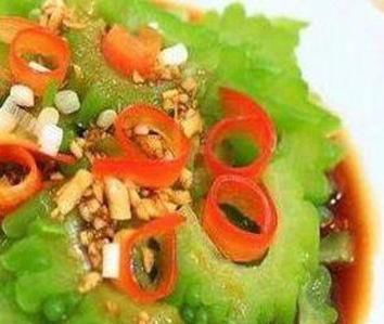  做法|红油金针菇，鲫鱼豆腐汤，凉拌苦瓜，蒜泥五花肉的做法