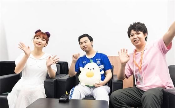  凡世|王者荣耀世冠：创造营少女田京凡世冠赛探班Alan，“兄妹＂终相认