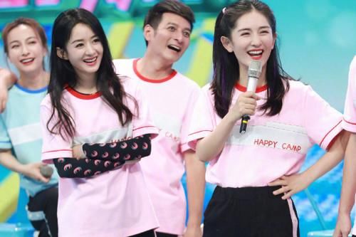  谢娜|赵丽颖参加《快本》录制，跟谢娜互动很少，角落里的动作暴露感情