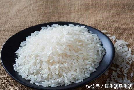 分明|焖米饭时,别直接放水就煮,谨记3点技巧,米饭粒粒分明,还香软