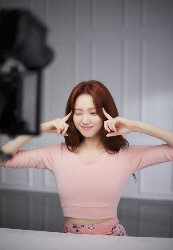 粉色|李圣经太扛“老”，30岁还拥有牛奶肌，红棕发色配粉色穿搭好少女
