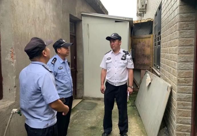 回来|谁敢叫“白衬衣”一起出警二级高级警长默默系上武装带……还把在逃人员抓了回来