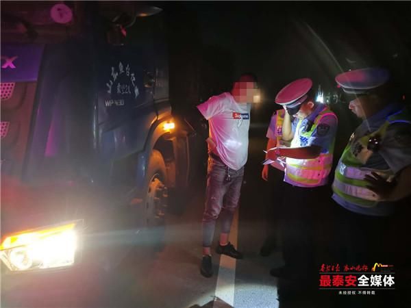  泰安交警岱岳区大队|大货车司机想夜间“捉迷藏”？岱岳交警“晨查夜检”突击整治！