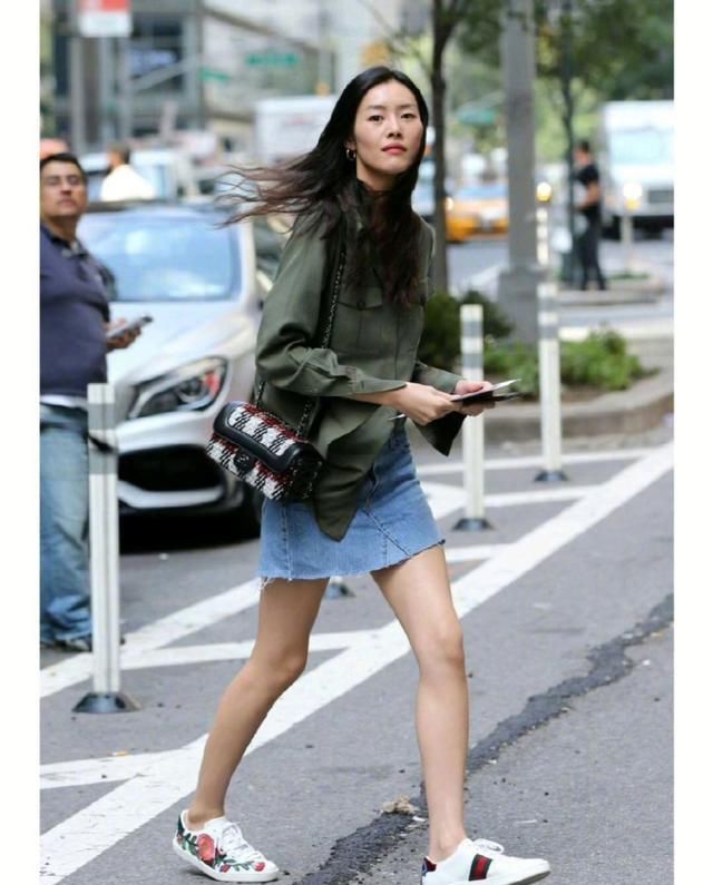 行走|刘雯太会穿,军绿色上衣配牛仔短裙让人惊艳,真是行走的穿衣模板