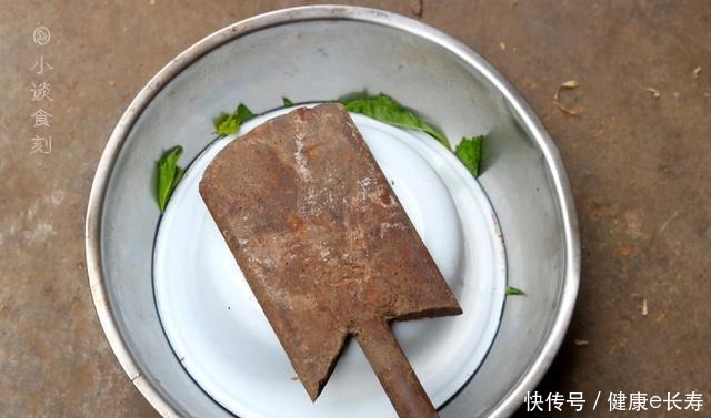 刮油|春季这菜最鲜嫩,开水烫一烫,盆里焖一焖,上桌香辣下饭还刮油
