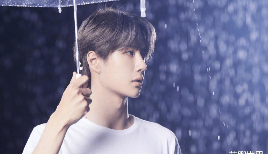  舞蹈|王一博素颜排练，认真的姿态惹人喜爱，最负责的队长