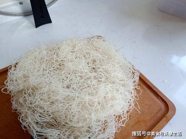 男女|老婆生活太讲究!周日早餐做7样,男女还分2桌,网友:精致女人