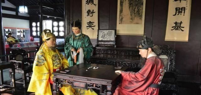 郭子兴|朱元璋赐大臣一座王府,大臣转身对儿子说:无论如何也不要搬进去