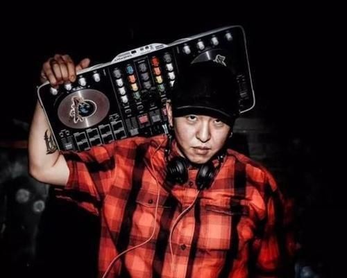  位队长|他可能不是《这就是街舞》最强的舞者，但童子功绝对是数一数二的