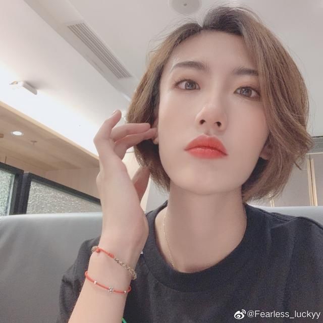  妆容|全新短发造型亮相！23岁女排国手生日夜晒美照，妆容精致明艳动人