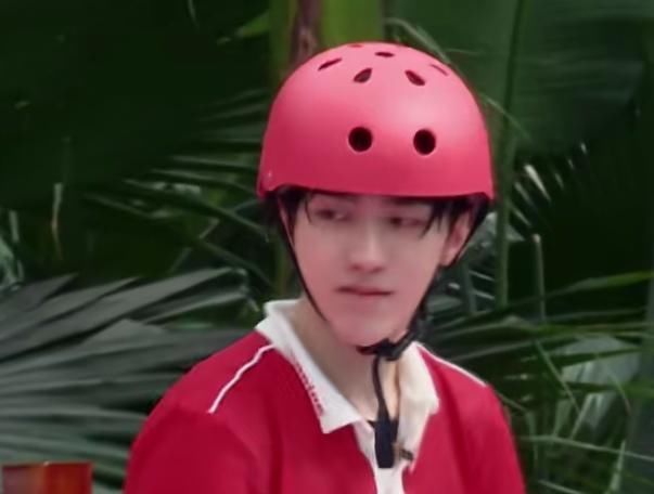  放大|蔡徐坤水池中“卸妆”，画面放大看清素颜后，真的21岁？