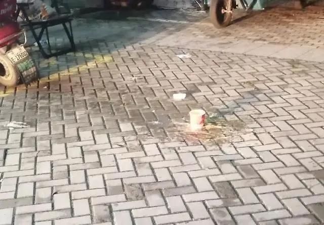  泡面|这得有多臭！“天降”螺蛳粉砸中路人，抛物男孩：以为坏掉了