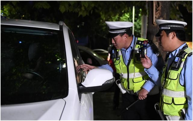  驾驶|开车忘带驾驶证，这是无证驾驶吗？拿出这个，交警通常会放行