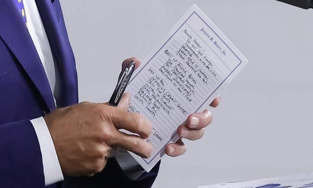  手中|拜登下周将决定副总统候选人 手中便条疑似提前泄露机密