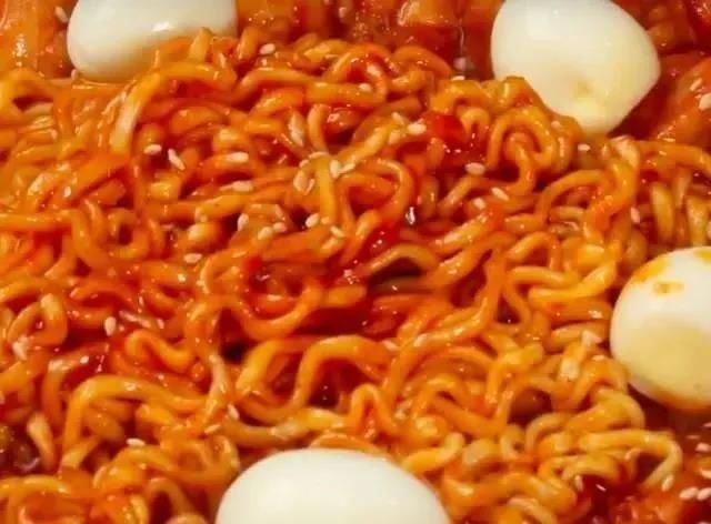 食物|4种“巨辣”的食物,能一口气吃完图4的,请收下我的膝盖