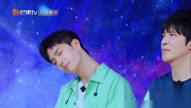  引发|天天向上候场王一博做起颈椎操，哥哥们成团节目企划却引发争议