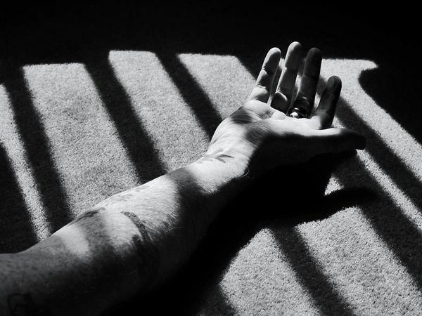 参加聚会|女子受男友邀请参加四人聚会,结果从5楼坠亡尸体浑身青肿