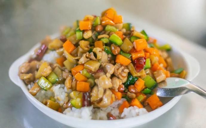 桌椅|店内坐不下,门口搬桌椅来吃!丰储街的这家盖浇饭火了13年!