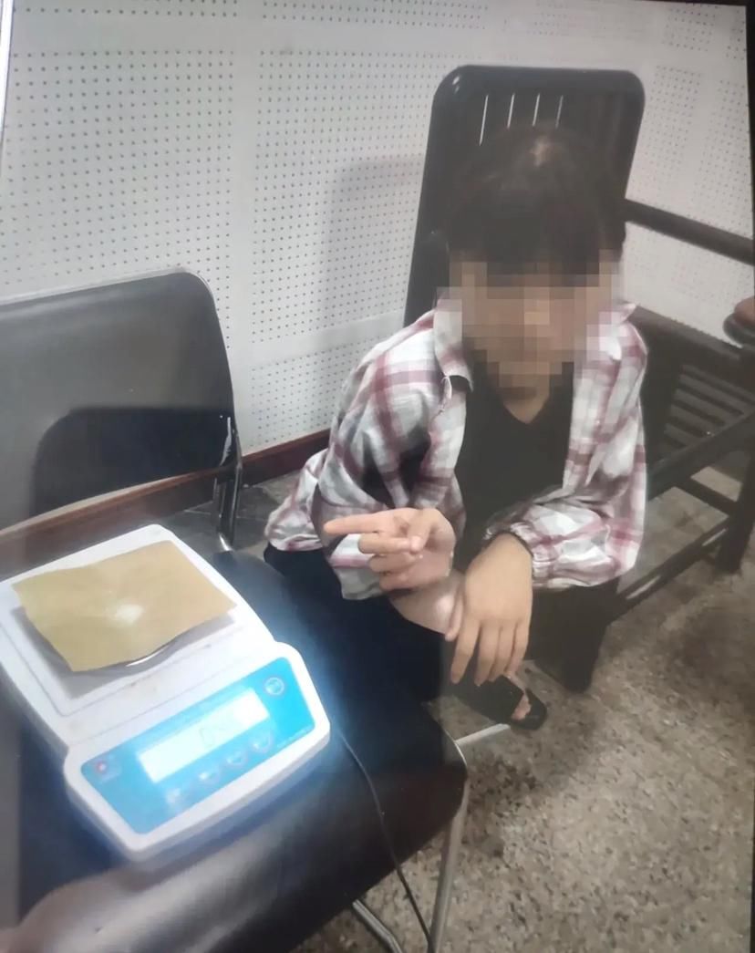 贩卖毒品|女子央求室友帮带货，室友硬被坑成毒贩