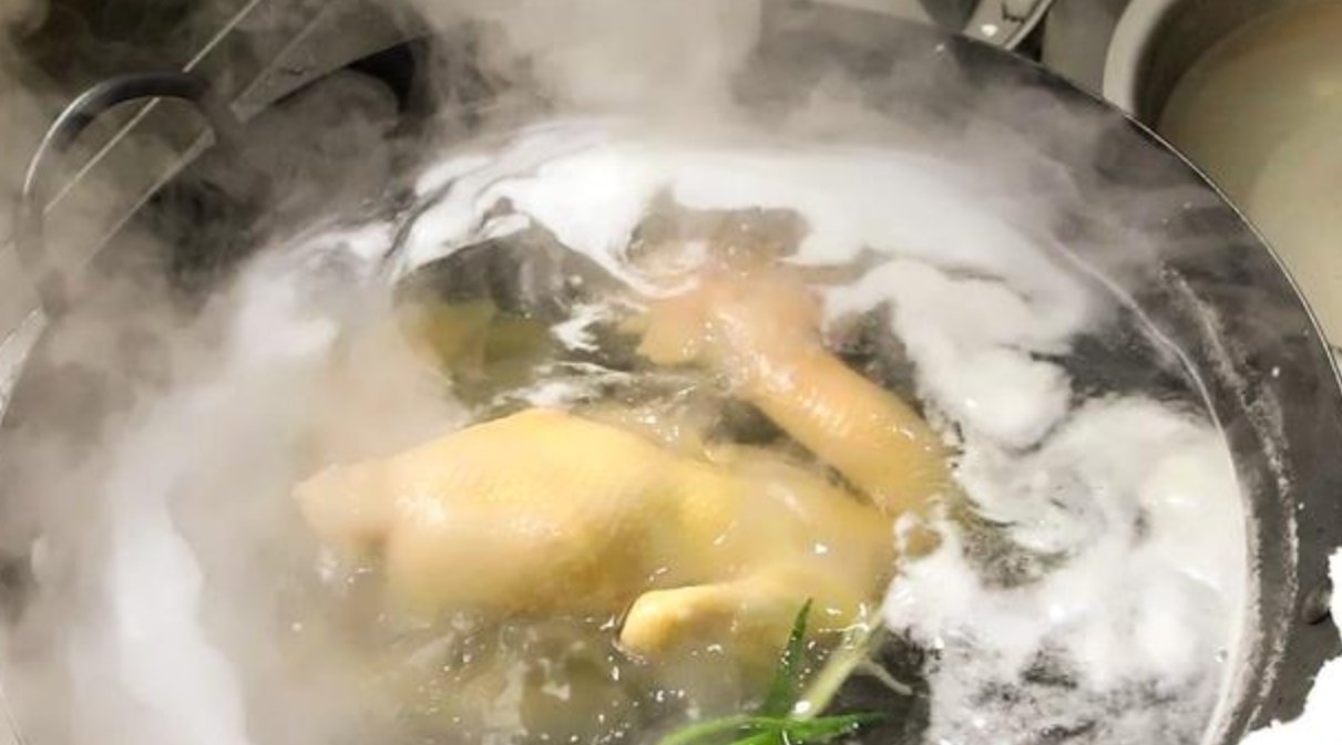 大厨|白切鸡别再直接下锅煮,20年大厨教你2招,鸡肉嫩滑爽口,吃不腻