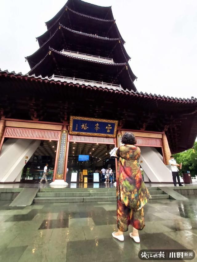  拿走|这里的砖也敢搬？一时兴起，男子翻进雷峰塔拿走半块砖，结果进了派出所…