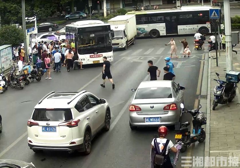  卷入|10岁孩子被卷入公交车底 数十名热心市民抬车救人