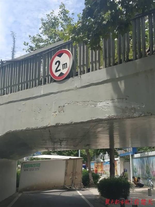  厢式|?厢式货车误闯限高路段，车厢被撕裂开
