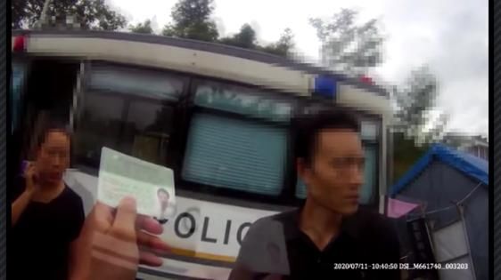  驾车|偷买假证驾车上路被查，妻子知情大怒扇他一耳光！